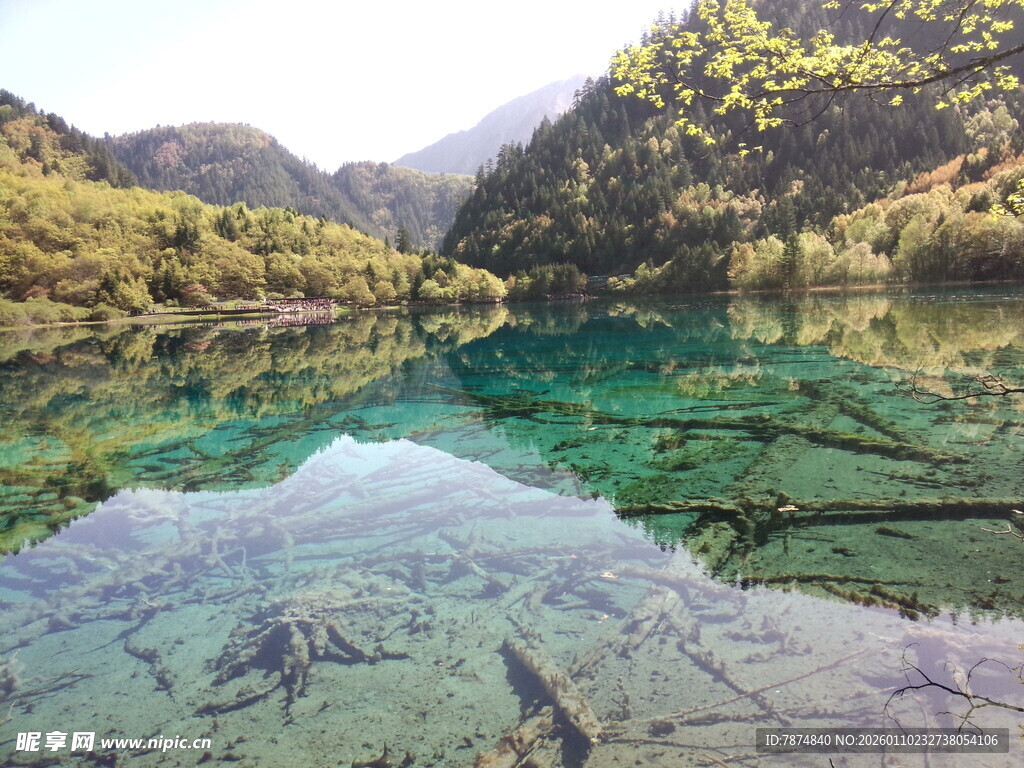清澈碧绿的山间湖泊美景