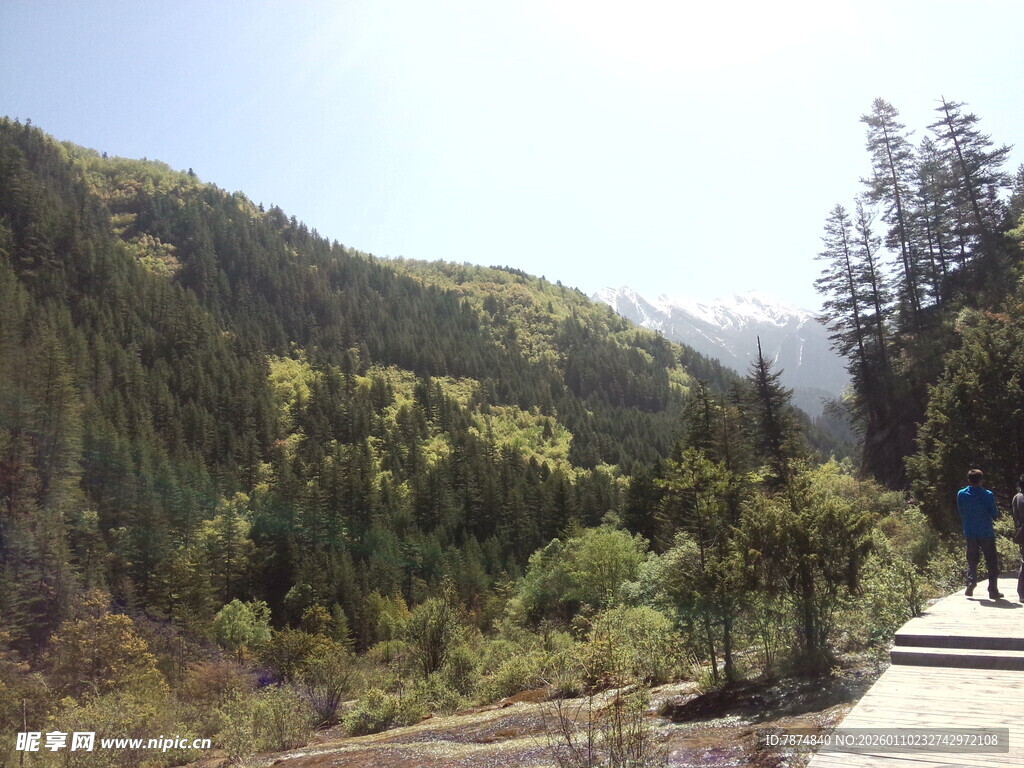 山间步道上的徒步者