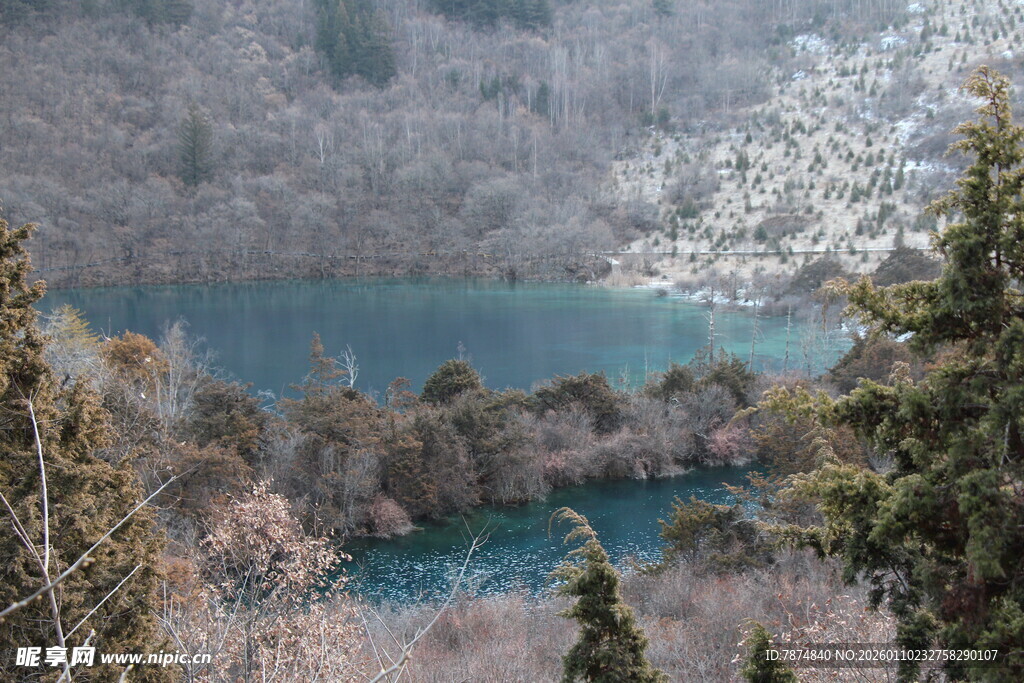 山间蓝湖与葱郁林木景观