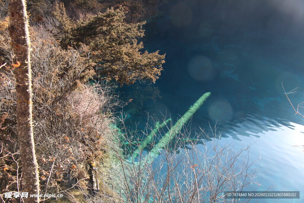 山间幽湖光影美景