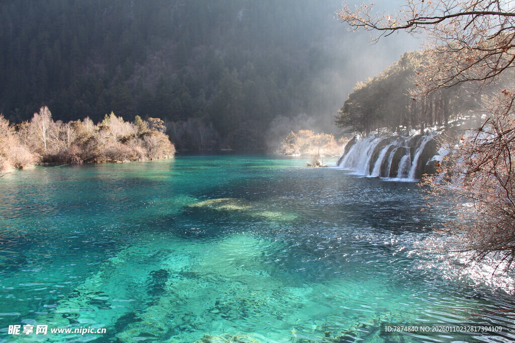 梦幻蓝绿色的山间清澈溪流