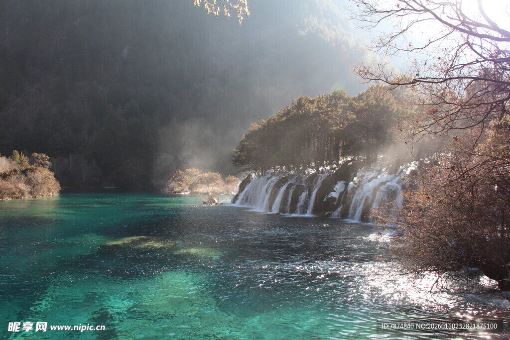 绝美清澈的山间瀑布景观