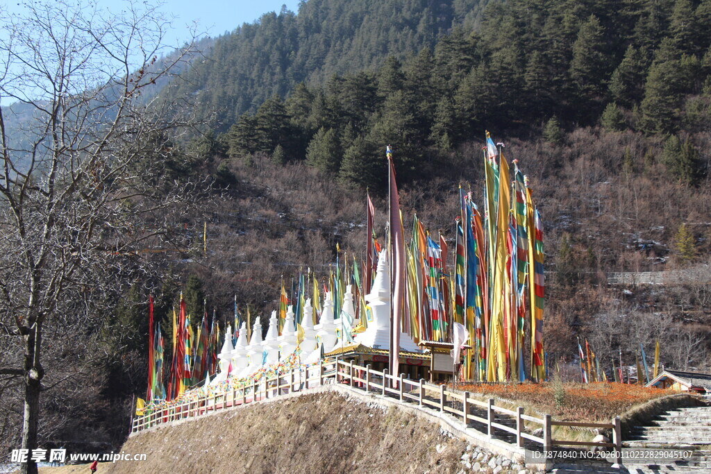 山间五彩经幡装点美景