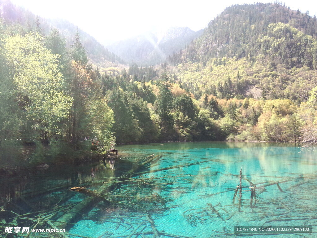 梦幻清澈的山间幽蓝湖泊