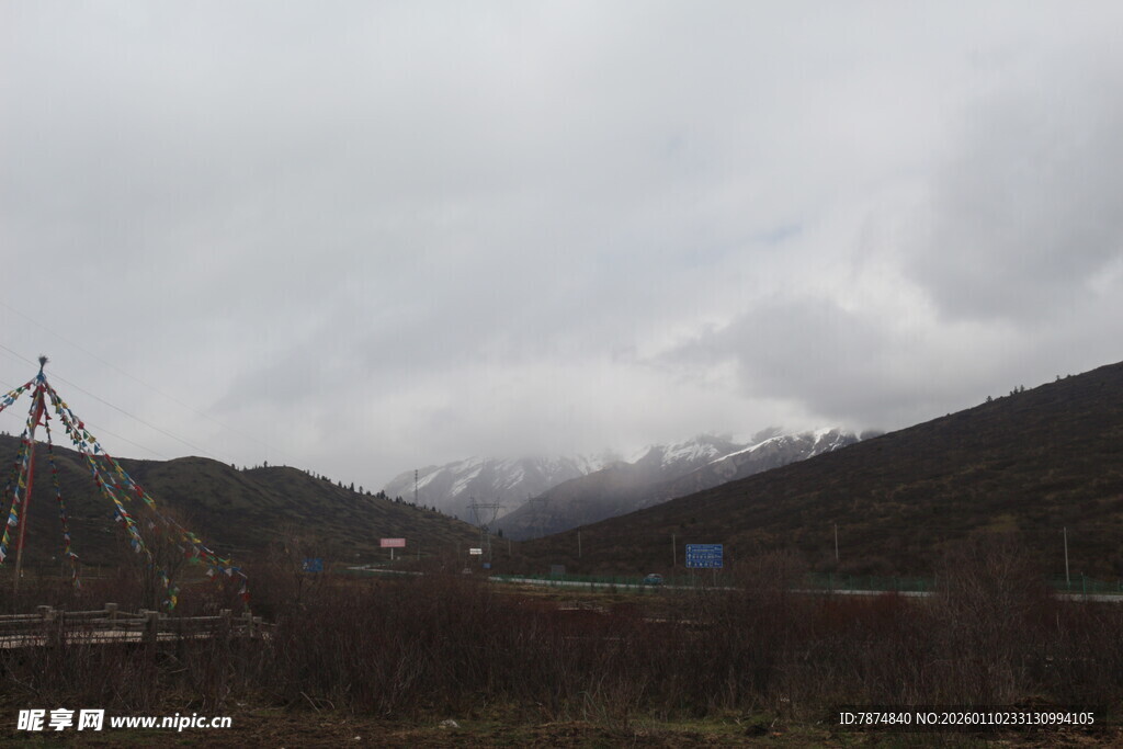 山间云雾缭绕的景致