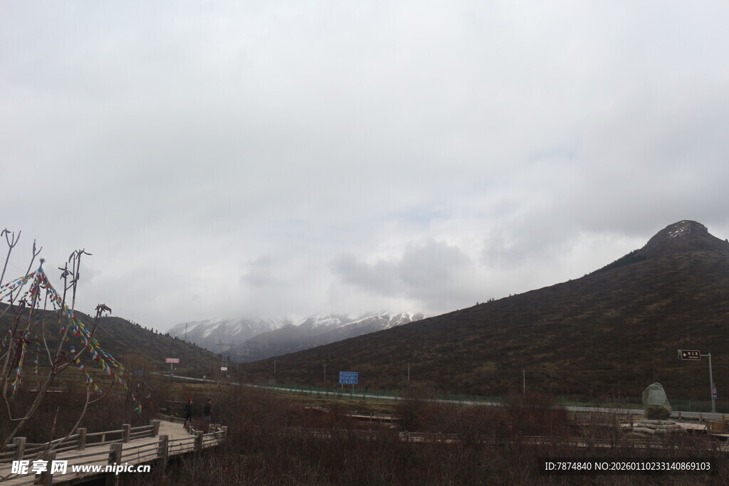 山间云雾缭绕的自然风光