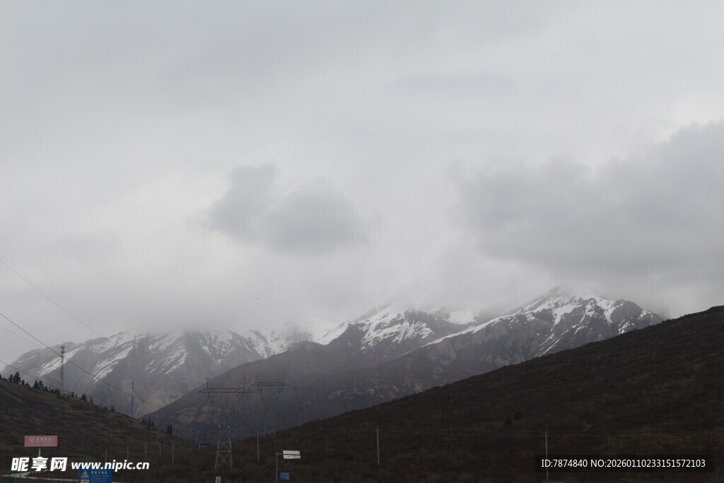 雪山云雾缭绕的壮丽景致