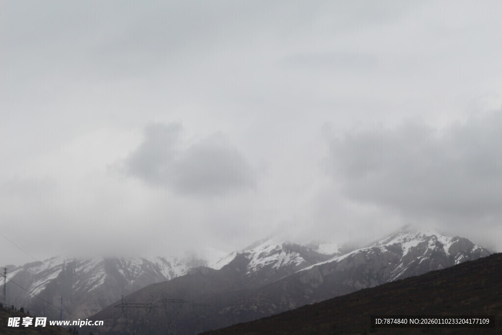 云雾缭绕的雪山美景
