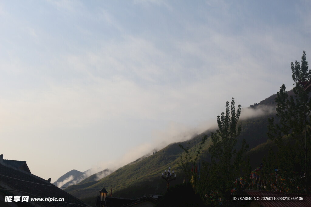 山间景色 云雾缭绕的村落