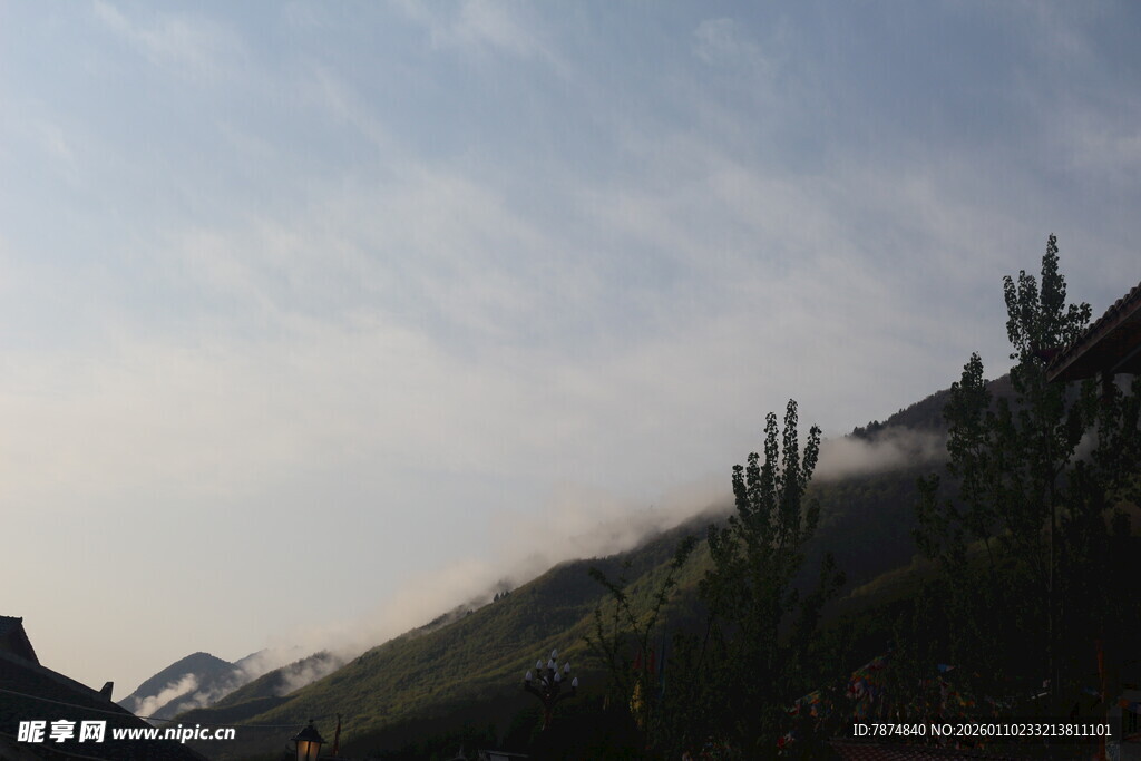 山间晨景