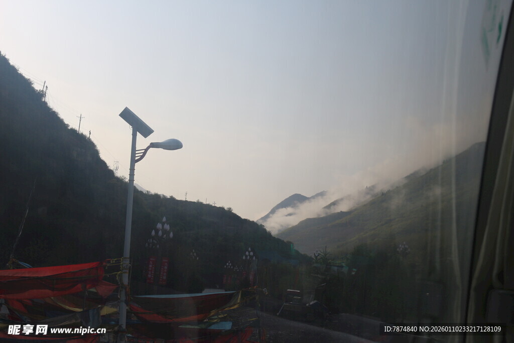 山间路旁的太阳能路灯