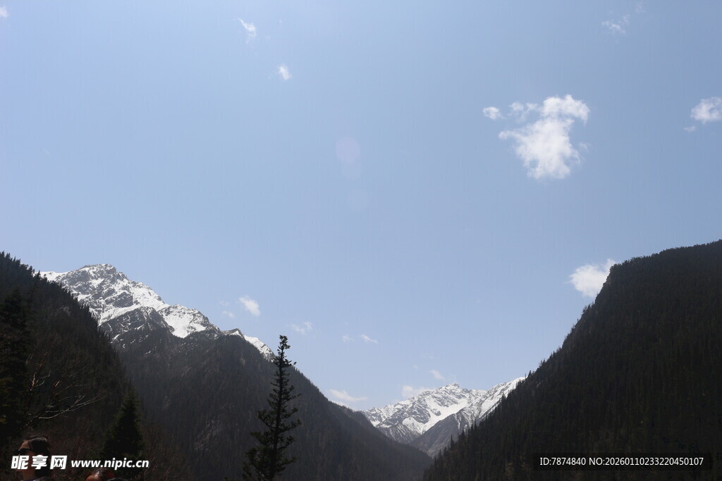 壮丽山谷雪山蓝天美景