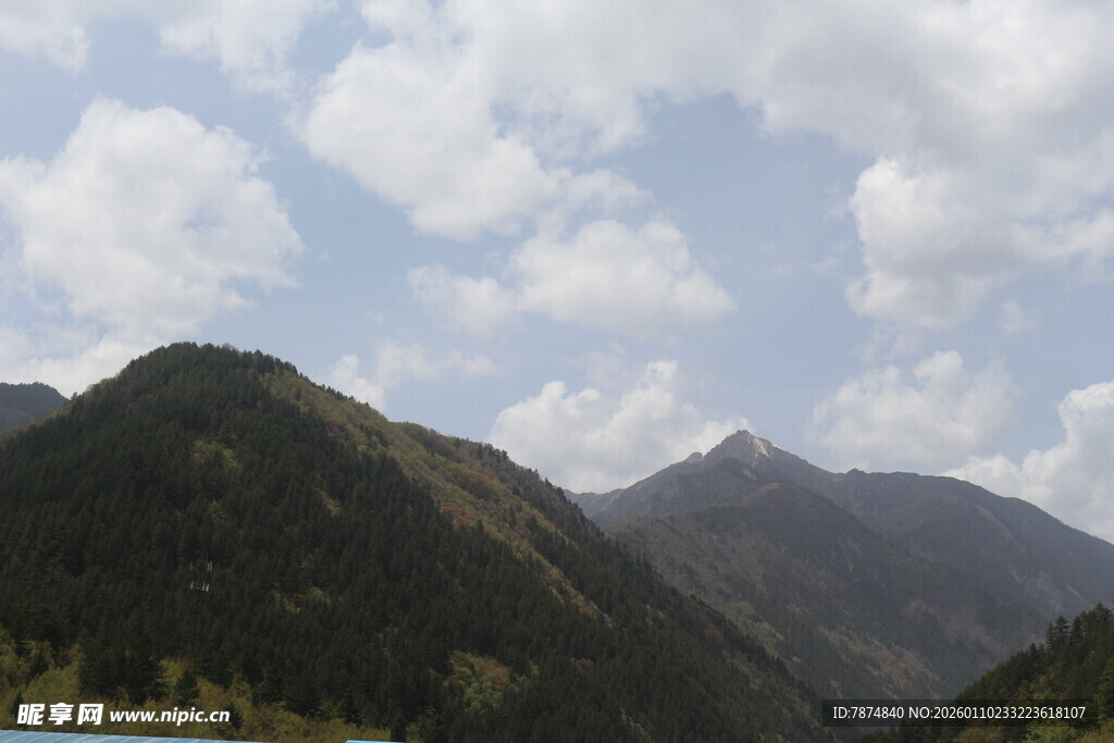 蓝天白云下的巍峨山脉