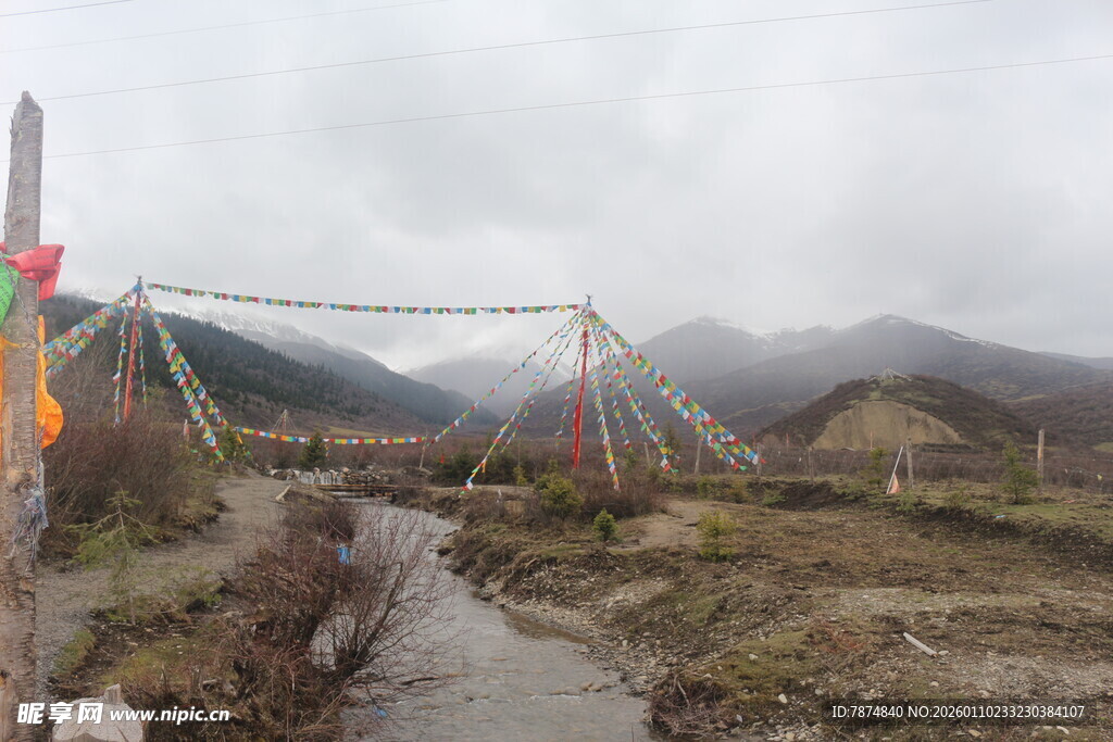 山间吊桥与蜿蜒小道