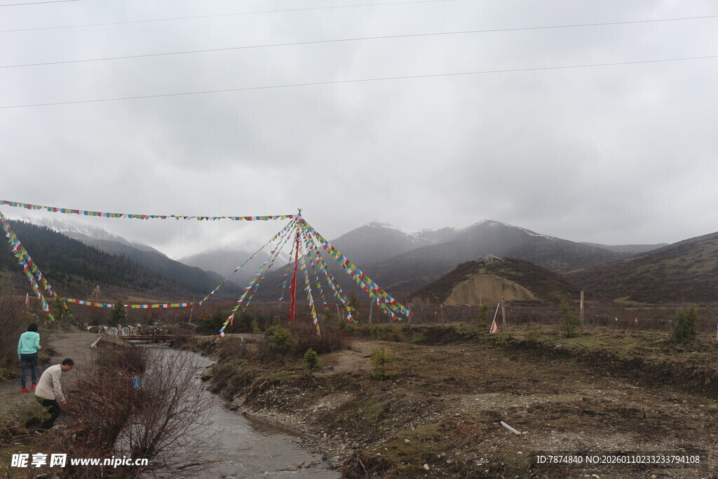 山间吊桥与蜿蜒小路