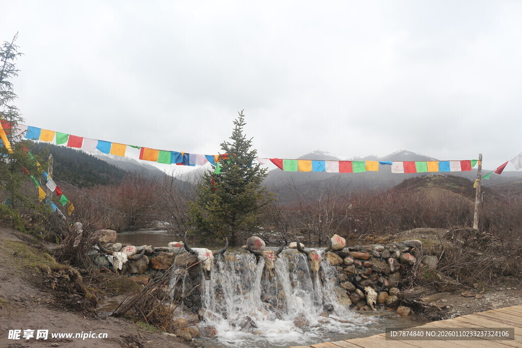 山间经幡伴流水景观