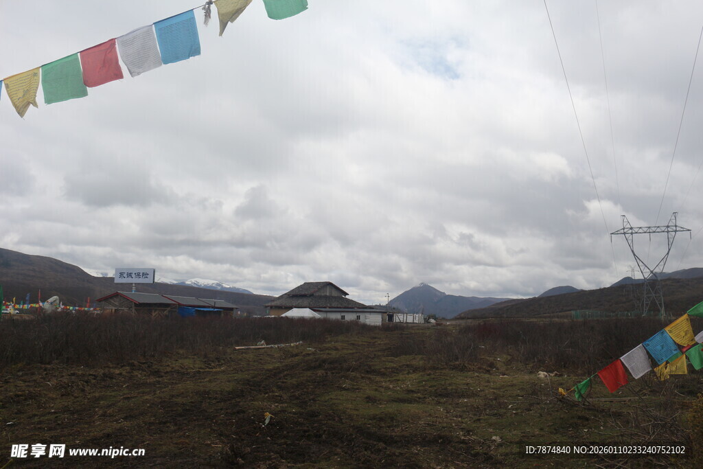 草原上的五彩经幡