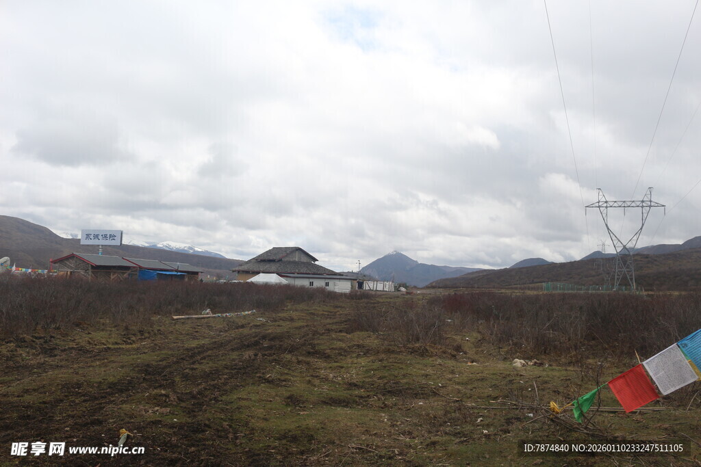 山间风景与经幡