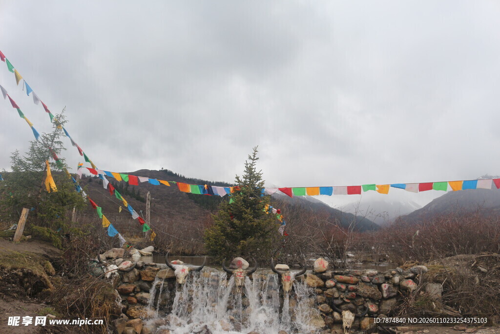 山间经幡与流淌瀑布