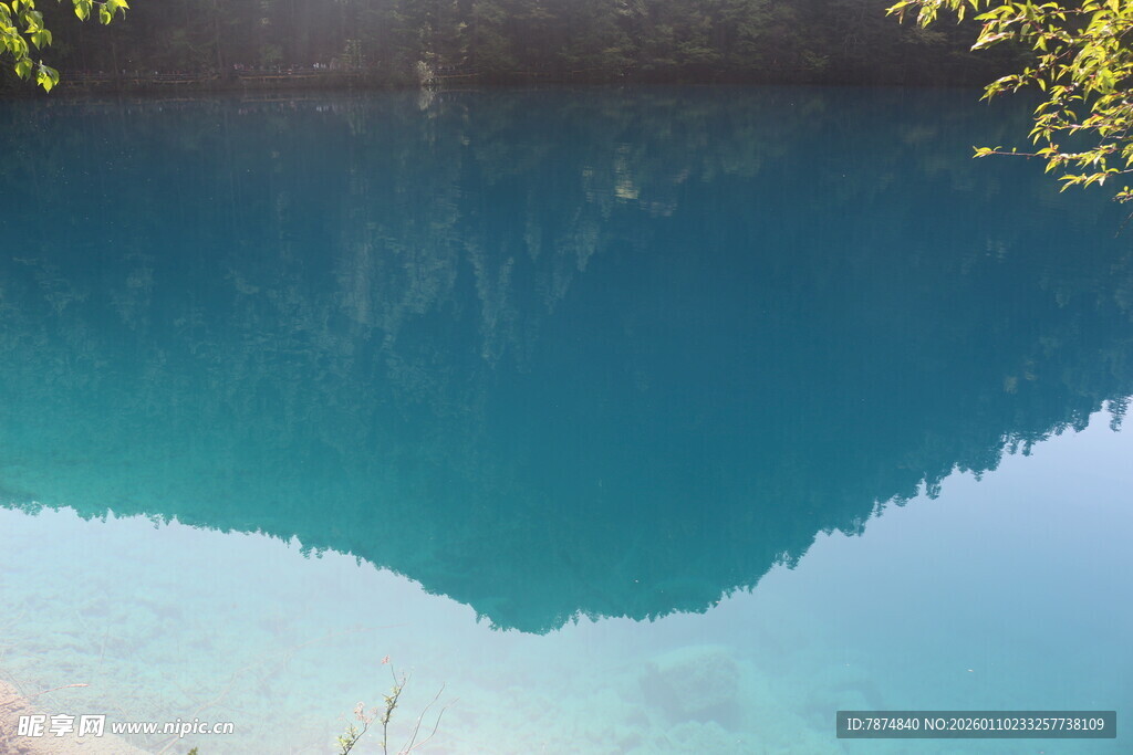 清澈蓝湖 自然静谧之景