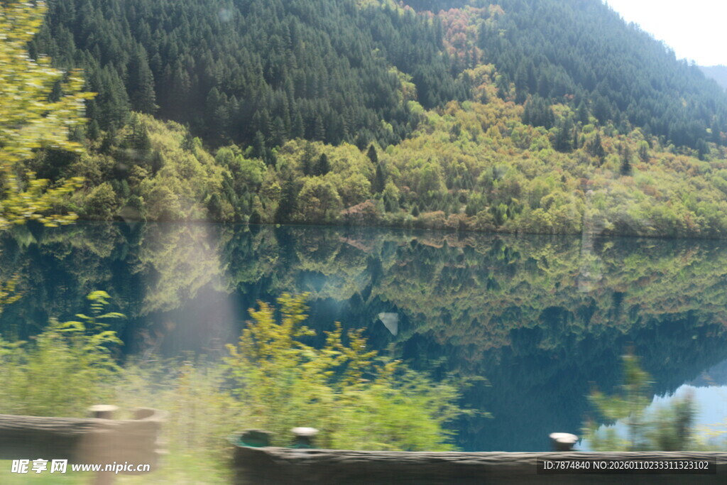 山间幽蓝湖泊美景