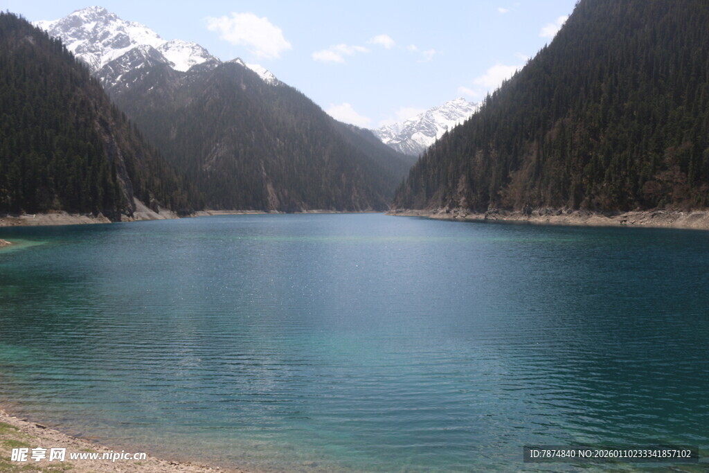 高山下的幽蓝静谧湖泊