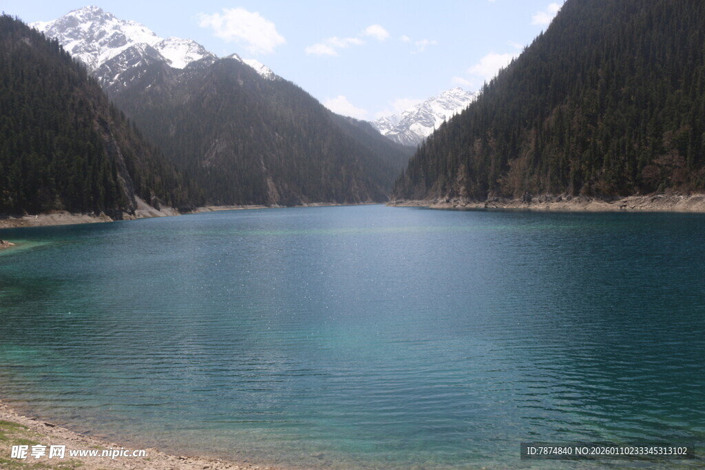 高山间的澄澈蓝湖