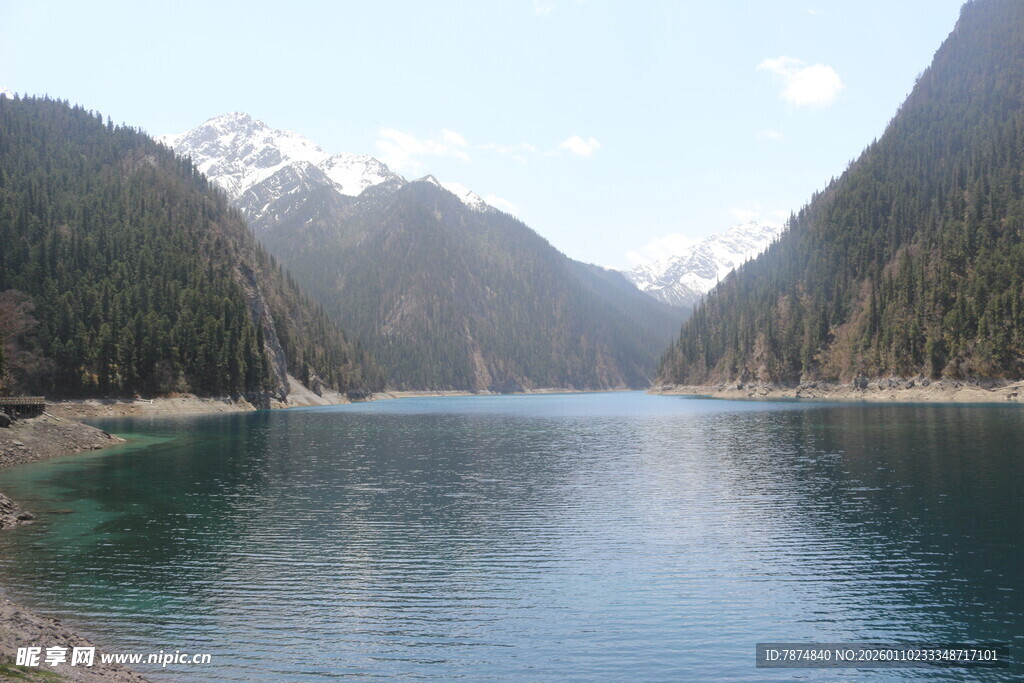 宁静山水间的清幽湖泊