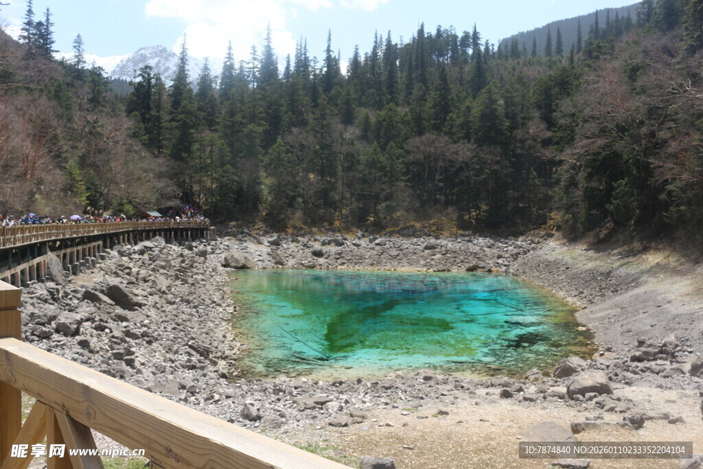 山间碧绿幽潭美景