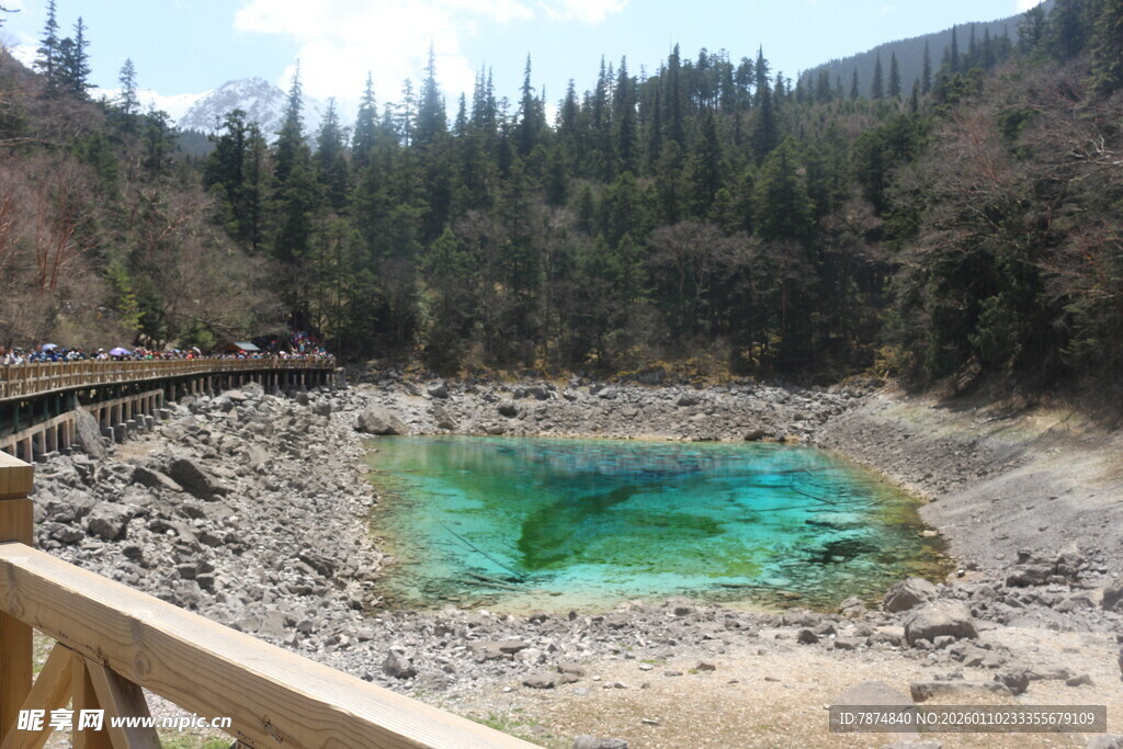 山间碧绿湖泊栈道美景