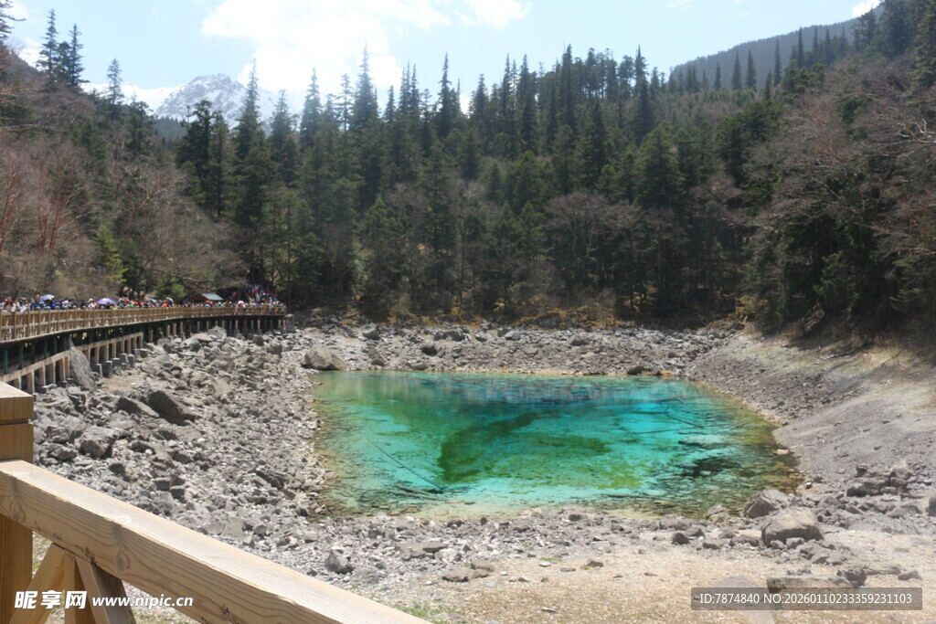 山间碧绿清澈的美丽湖泊