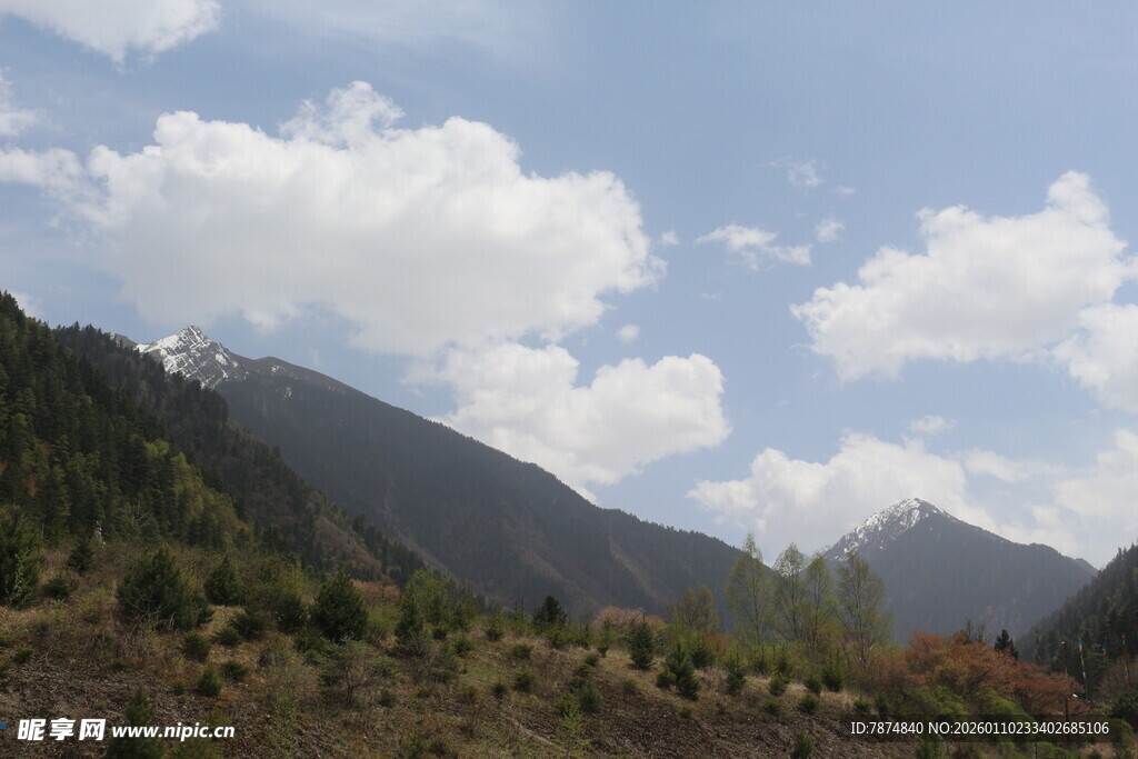 山间美景 蓝天白云映青山