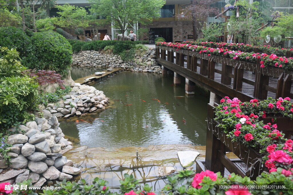 中式园林秀丽水景石桥