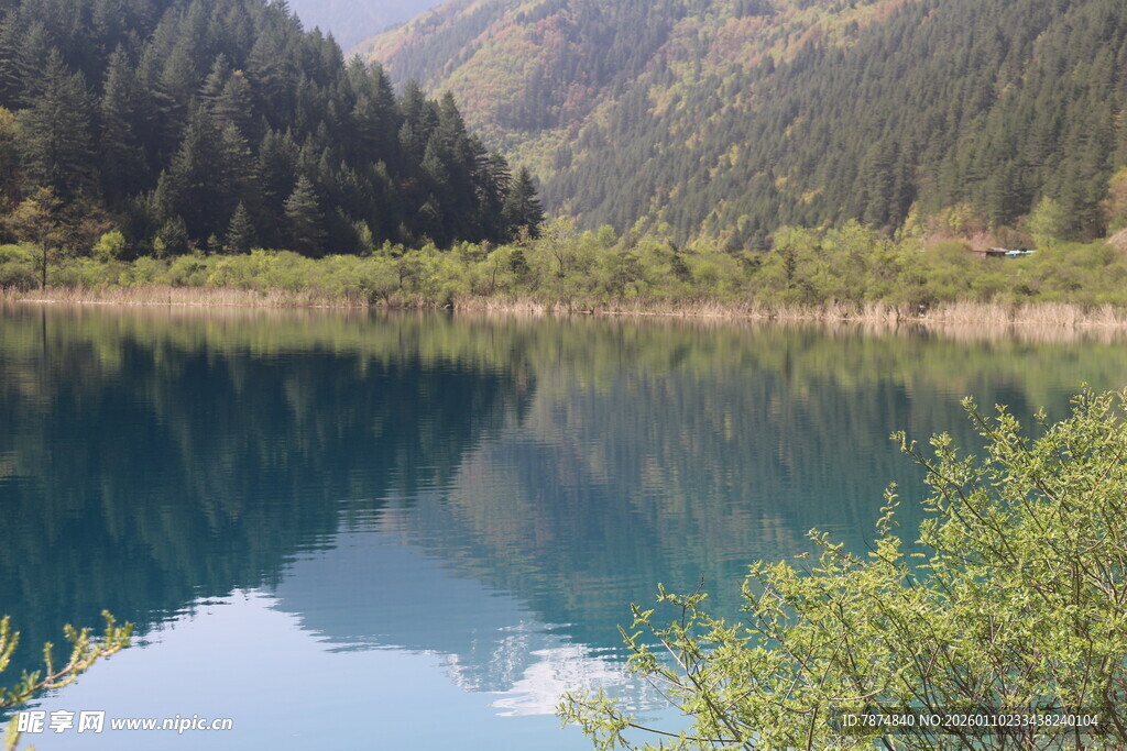 山间幽蓝湖泊美景