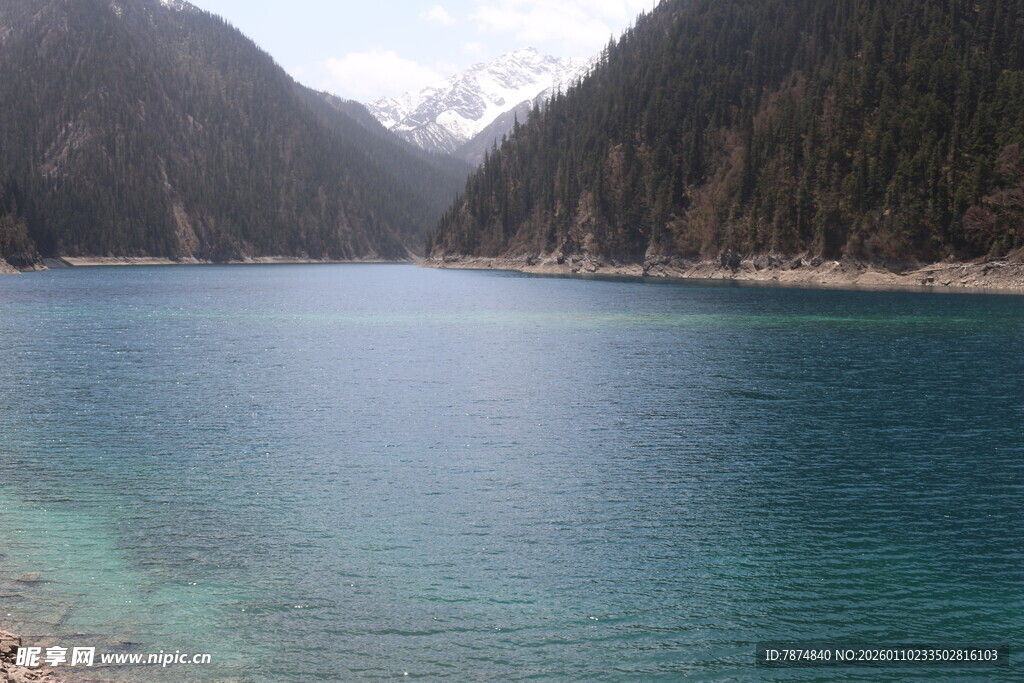 碧绿湖水与山间美景