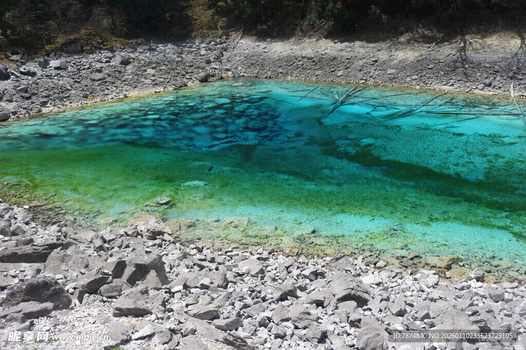 蓝绿色矿坑湖景观