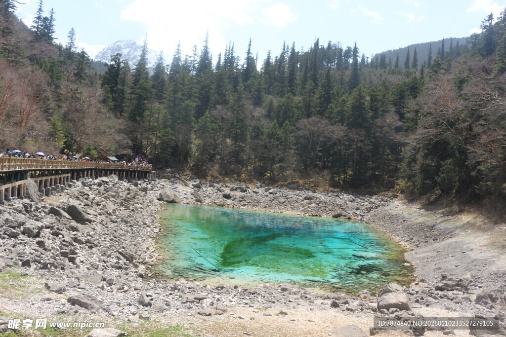 山间碧绿清澈的美丽湖泊