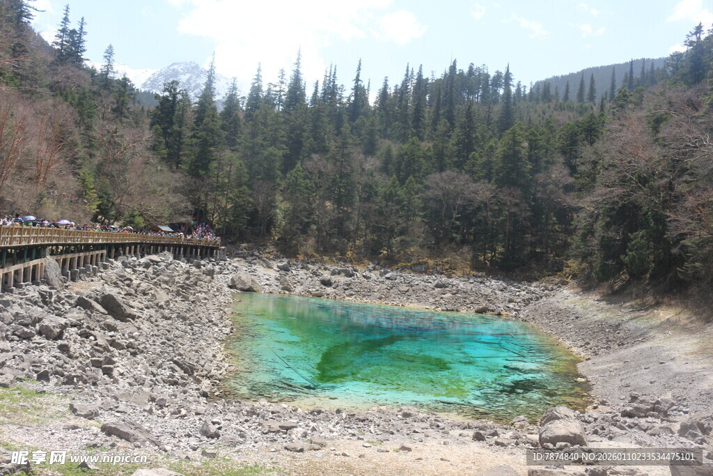 山间碧绿小湖景观