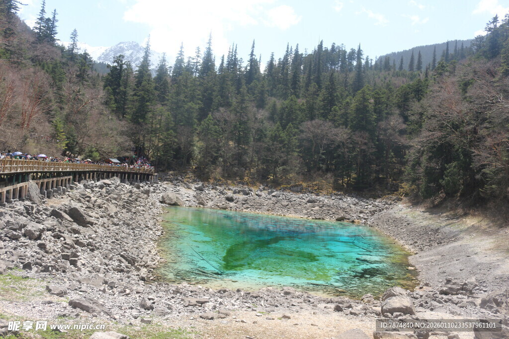 山间碧绿湖水风景如画