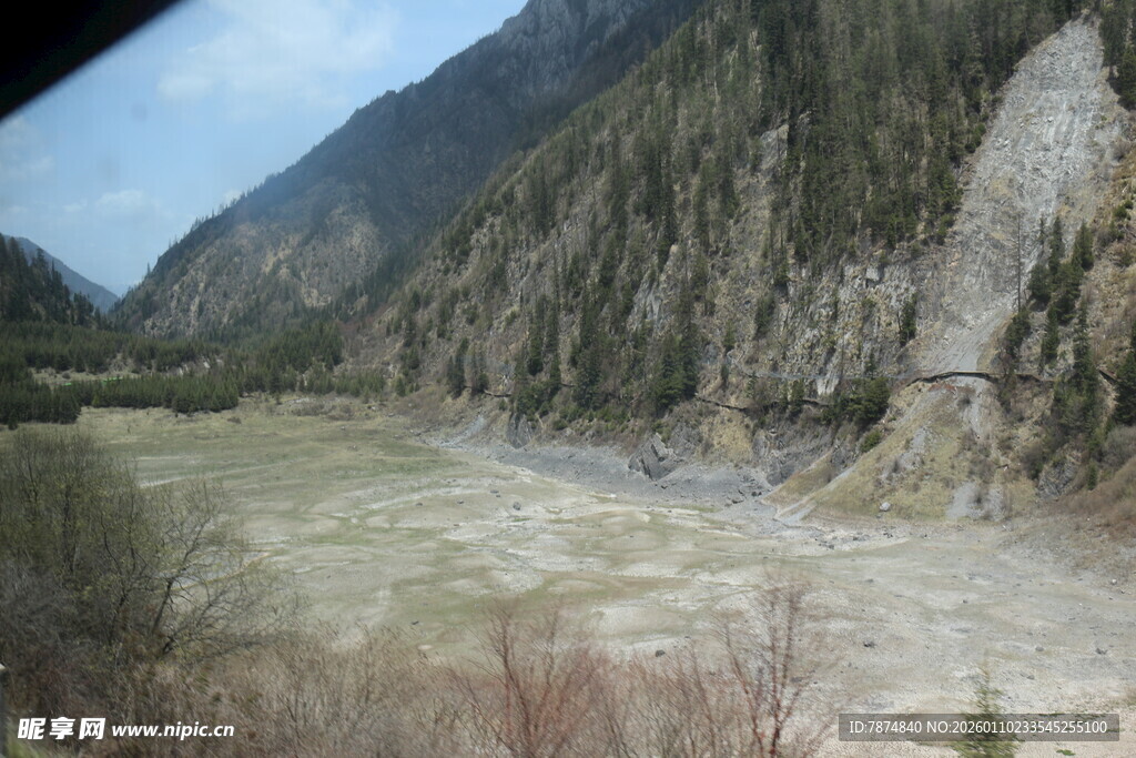 山间湍急河流壮丽景观