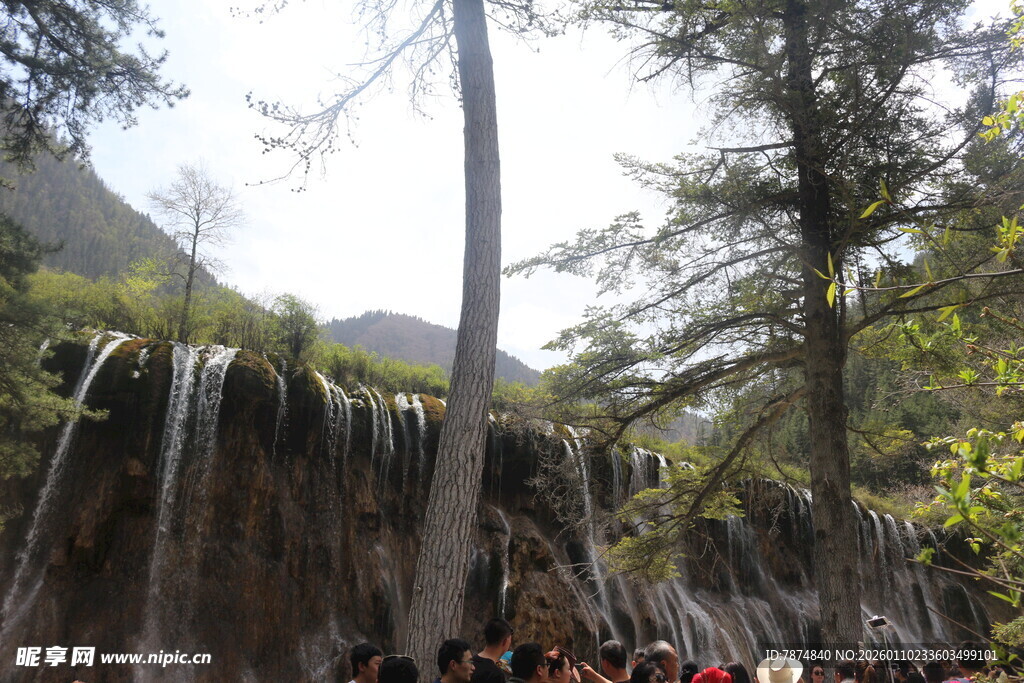 山间瀑布下的热闹景象