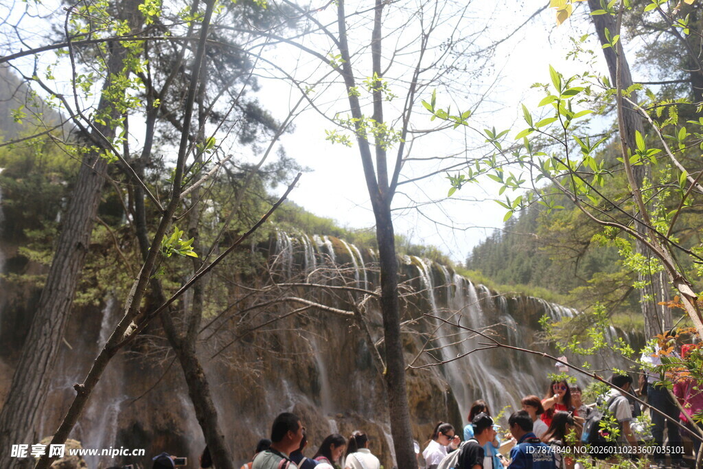 瀑布旁的热闹观景人群