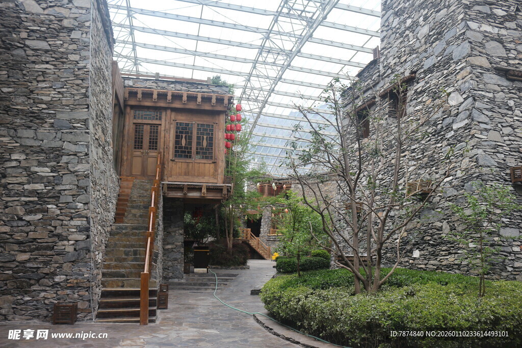 石砌建筑内的绿植庭院