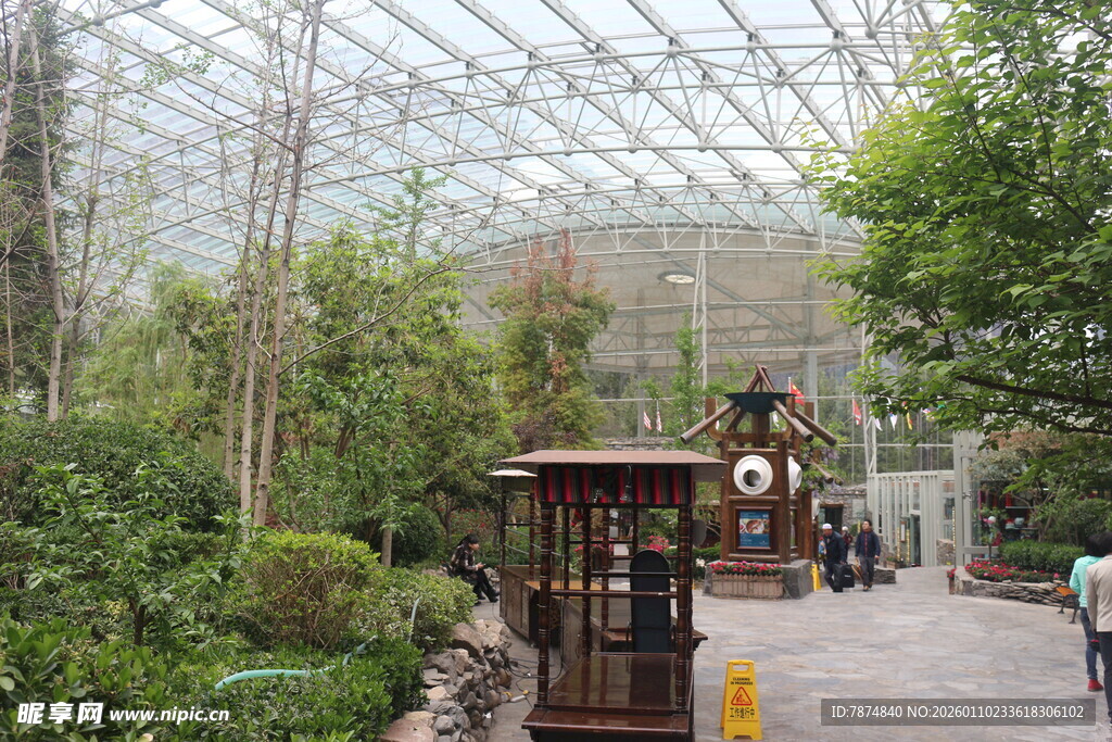 温室景观中的复古小亭