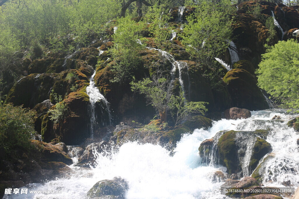 山间溪流瀑布景观