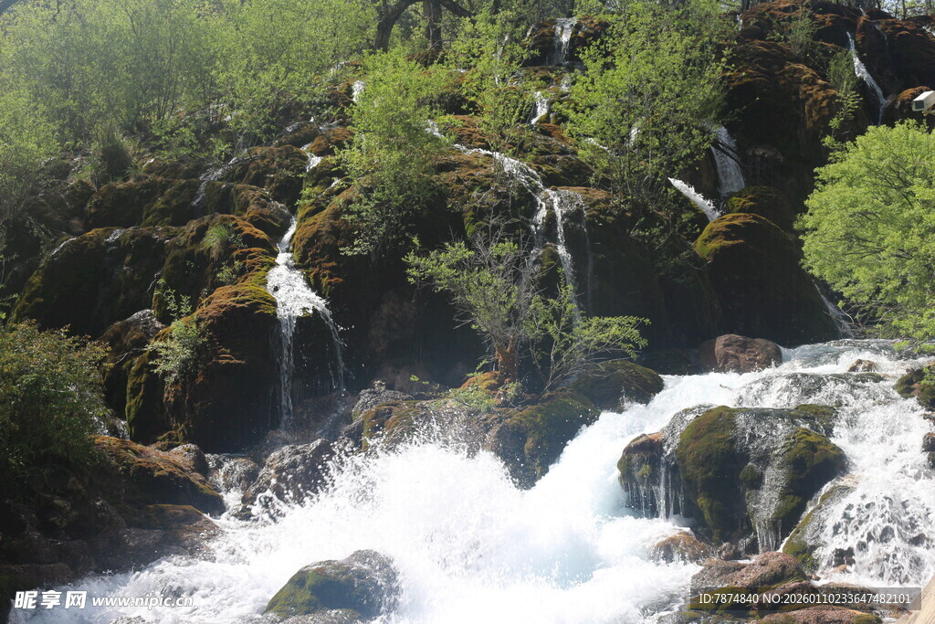 山间溪流瀑布自然美景