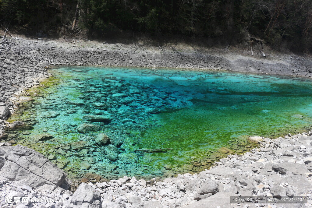 梦幻蓝绿相间的清澈矿湖