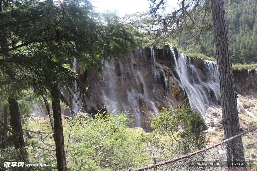 山林间的美丽瀑布景观