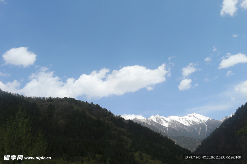 蓝天白云下的山峦雪峰