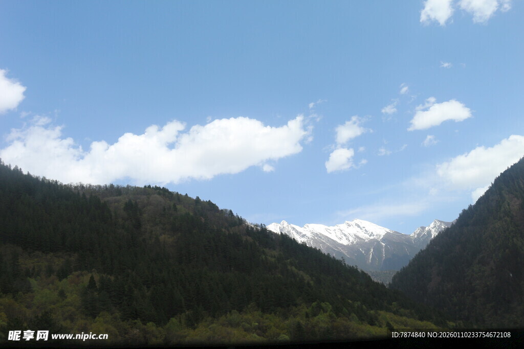 山间美景 蓝天白云映青山